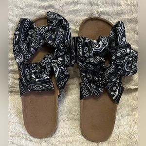 Super cute slide sandal with satin bows. Size 7